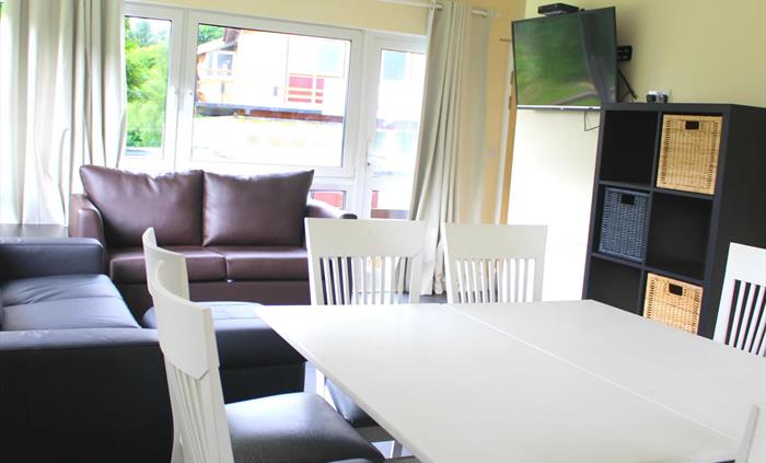Parkwood Outdoors Dolygaer - Chalet living room with sofa's and dining area